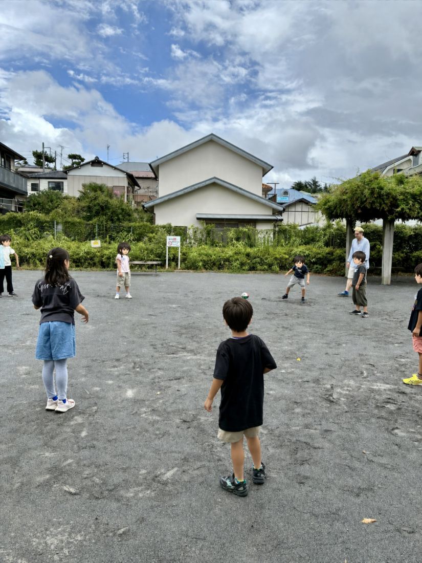 公園でオーストラリアンフットボールをする様子