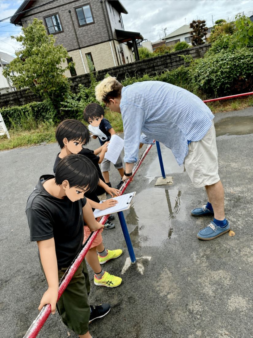 発見したことを記録する生徒たち
