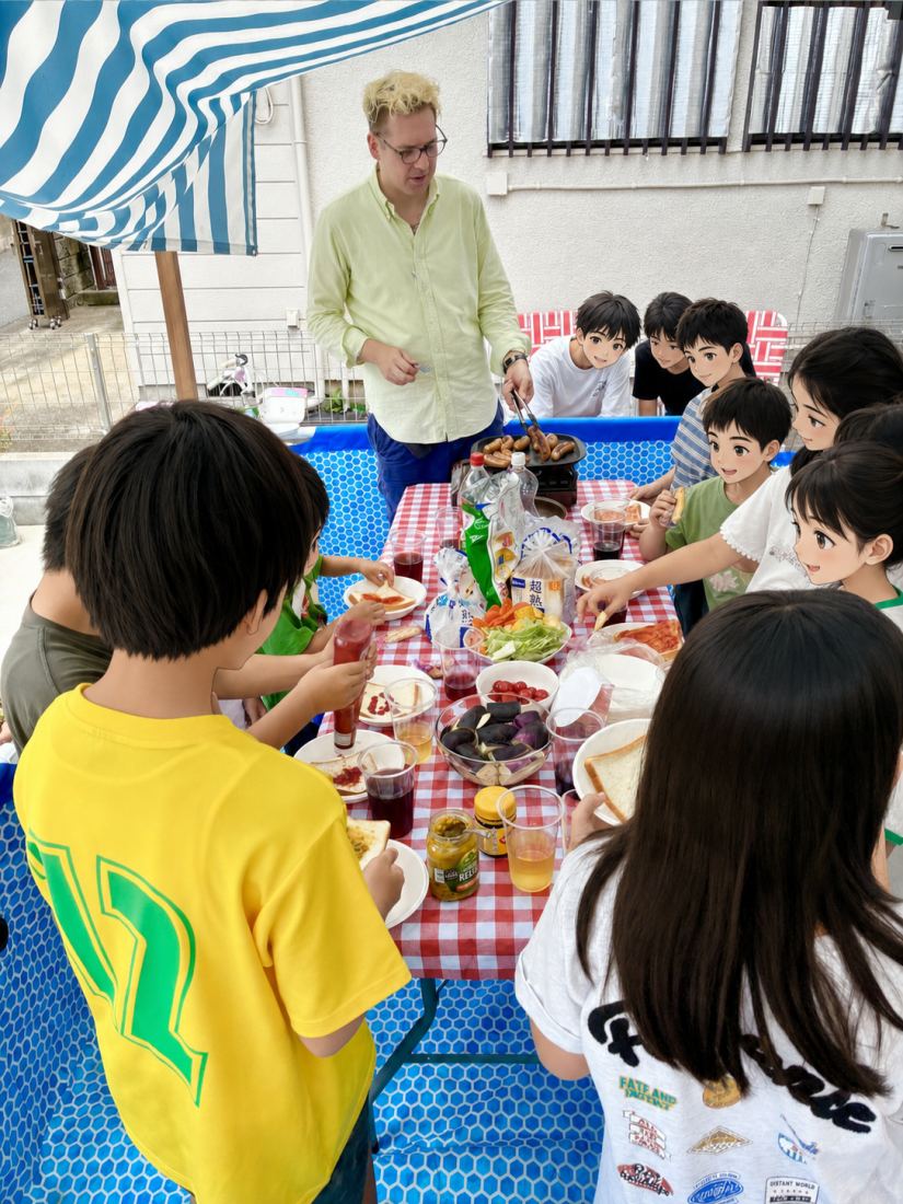 BBQランチを楽しむ生徒たち