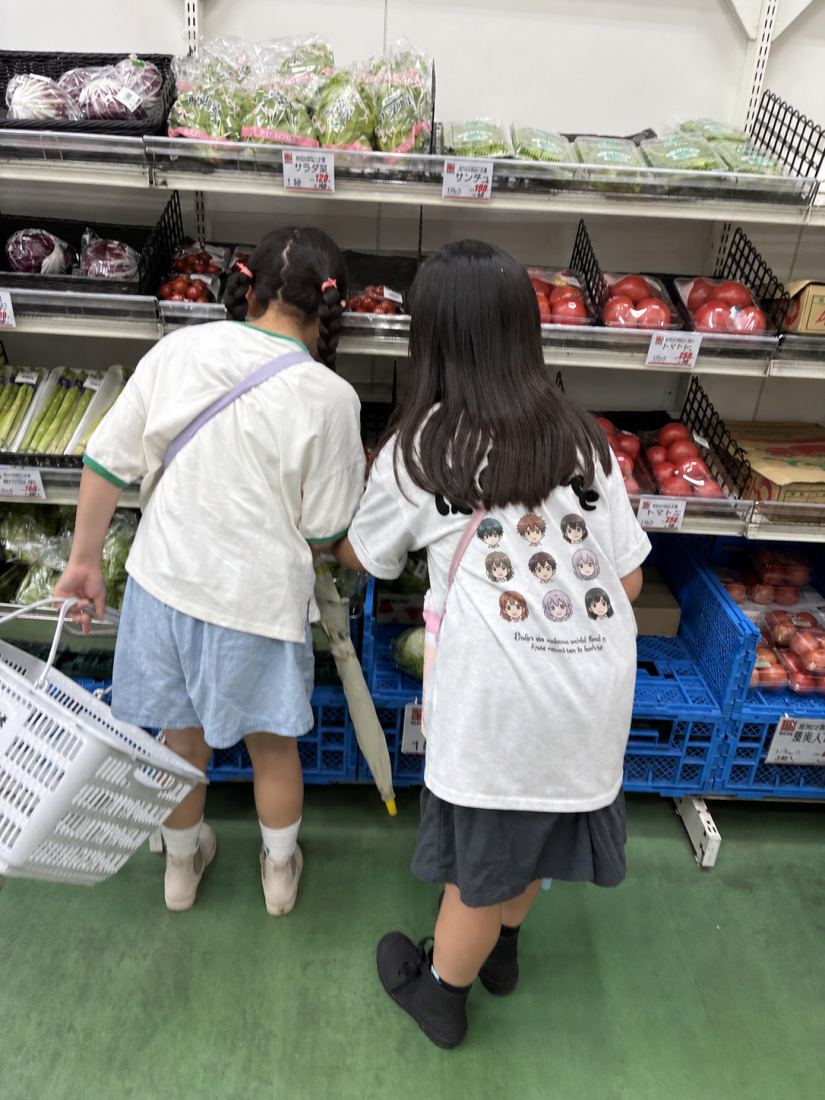 スーパーで食材を選ぶ生徒たち