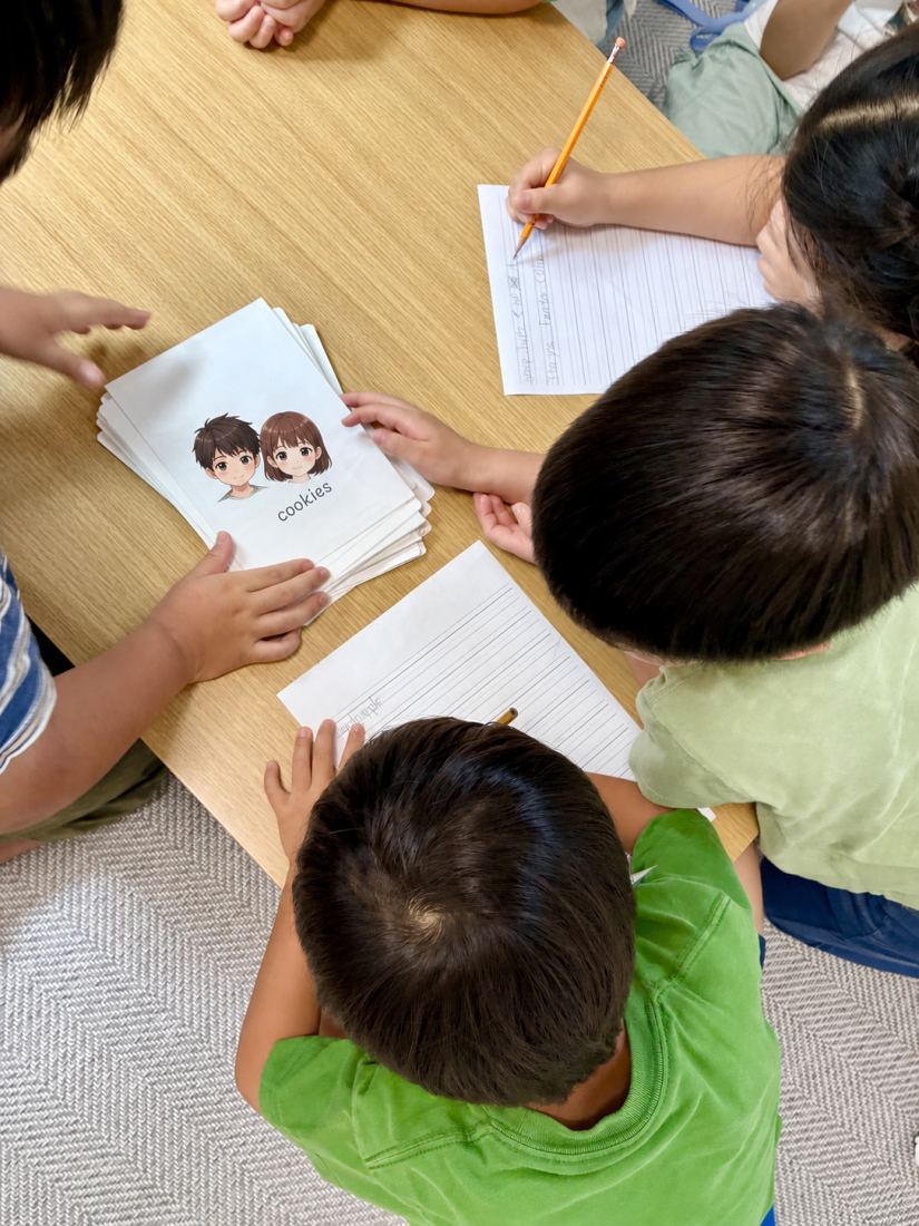 単語カードを使って学ぶ生徒たち