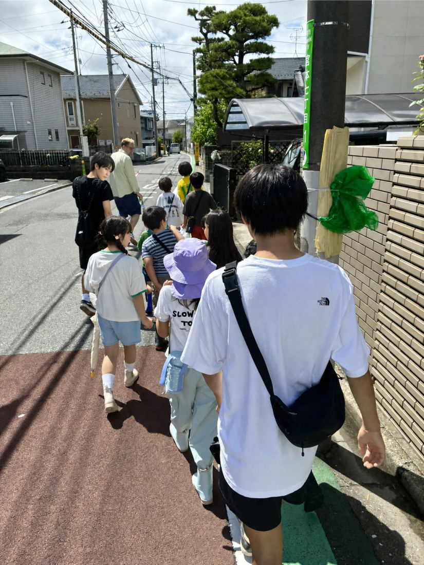 スーパーへ歩いて向かう生徒たち